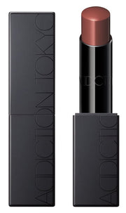 model wearing the lipstick extreme shine in 017